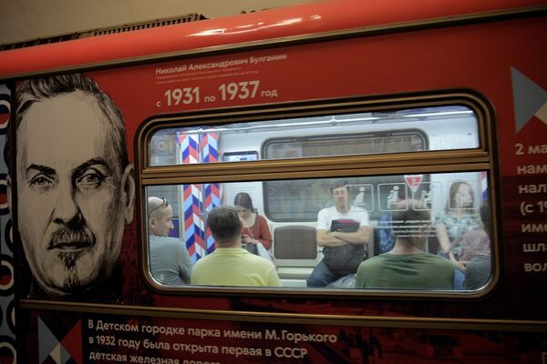 Пассажиры в вагоне тематического поезда Градоначальники Москвы, посвященного Дню города, на кольцевой линии Московского метрополитена. 1 сентября 2018 Пассажиры в вагоне тематического поезда Градоначальники Москвы, посвященного Дню города, на кольцевой линии Московского метрополитена. 1 сентября 2018