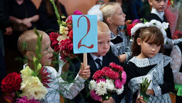 Ученики Жеребцовской основной общеобразовательной школы №39 на торжественной линейке, посвященной Дню знаний, в Новосибирской области Ученики Жеребцовской основной общеобразовательной школы №39 на торжественной линейке, посвященной Дню знаний, в Новосибирской области