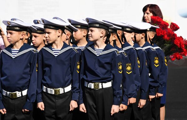 Воспитанники Нахимовского военно-морского училища на торжественной линейке, посвященной Дню знаний, во Владивостоке Воспитанники Нахимовского военно-морского училища на торжественной линейке, посвященной Дню знаний, во Владивостоке