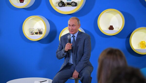 Президент РФ Владимир Путин во время встречи с победителями международных олимпиад 2017–2018 учебного года, преподавателями и тренерами образовательного центра Сириус. 1 сентября 2018 Президент РФ Владимир Путин во время встречи с победителями международных олимпиад 2017–2018 учебного года, преподавателями и тренерами образовательного центра Сириус. 1 сентября 2018