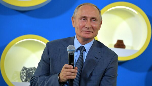 Президент РФ Владимир Путин во время встречи с победителями международных олимпиад 2017–2018 учебного года, преподавателями и тренерами образовательного центра Сириус. 1 сентября 2018 Президент РФ Владимир Путин во время встречи с победителями международных олимпиад 2017–2018 учебного года, преподавателями и тренерами образовательного центра Сириус. 1 сентября 2018