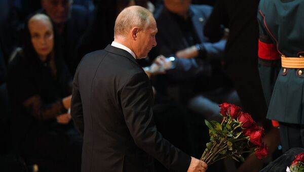 Президент России Владимир Путин на церемонии прощания с Иосифом Кобзоном Президент России Владимир Путин на церемонии прощания с Иосифом Кобзоном