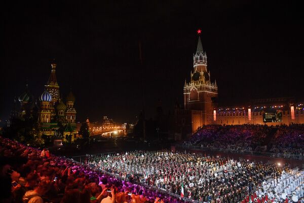 Закрытие XI Международного военно-музыкального фестиваля Спасская башня на Красной площади в Москве Закрытие XI Международного военно-музыкального фестиваля Спасская башня на Красной площади в Москве