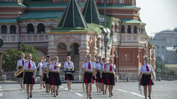 Старший оркестр девочек Московского кадетского музыкального корпуса на военно-музыкальном фестивале Спасская башня Старший оркестр девочек Московского кадетского музыкального корпуса на военно-музыкальном фестивале Спасская башня