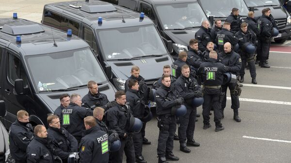 Сотрудники полиции во время акции протеста в Хемнице, Германия. 1 сентября 2018 Сотрудники полиции во время акции протеста в Хемнице, Германия. 1 сентября 2018