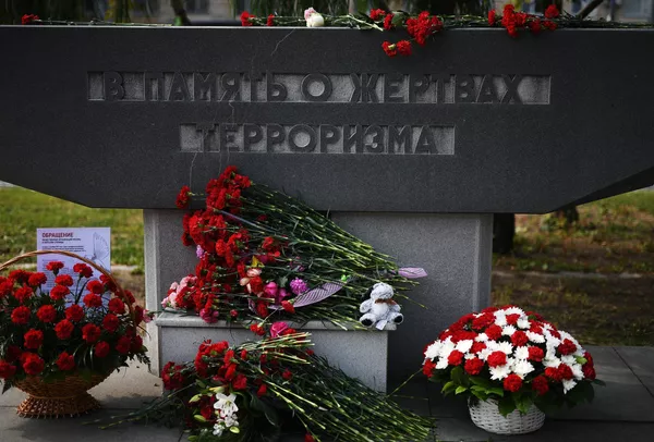 Цветы у памятника жертвам терроризма на площади у Театрального центра на Дубровке в Москве, где прошла акции памяти и солидарности в борьбе с терроризмом