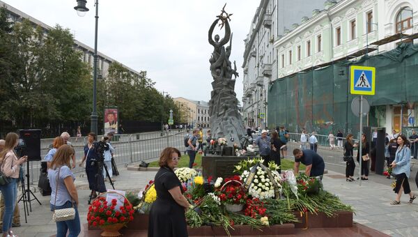 Люди возлагают цветы к монументу В память о жертвах трагедии в Беслане в Москве в День солидарности в борьбе с терроризмом. 3 сентября 2018 Люди возлагают цветы к монументу В память о жертвах трагедии в Беслане в Москве в День солидарности в борьбе с терроризмом. 3 сентября 2018