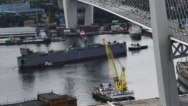 Буксировка плавучего дока Зея с находящимся в нем корветом Громкий в бухте Золотой Рог во Владивостоке Буксировка плавучего дока Зея с находящимся в нем корветом Громкий в бухте Золотой Рог во Владивостоке