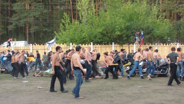 Участники драки на рок-фестивале Торнадо - 2010 около города Миасс Челябинской области. Архивное фото Участники драки на рок-фестивале Торнадо - 2010 около города Миасс Челябинской области. Архивное фото