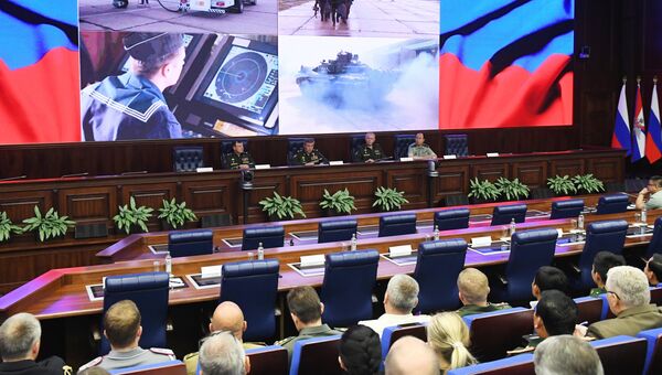 Участники во время брифинга для представителей военно-дипломатического корпуса иностранных государств, аккредитованных в России по учениям Восток-2018. 6 сентября 2018 Участники во время брифинга для представителей военно-дипломатического корпуса иностранных государств, аккредитованных в России по учениям Восток-2018. 6 сентября 2018