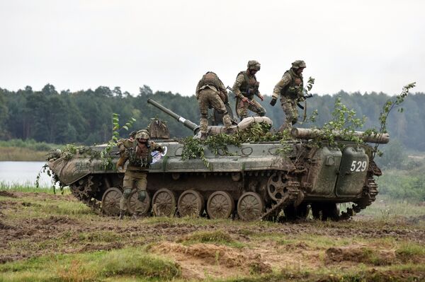 Военнослужащие вооруженных сил Украины и армейских подразделений иностранных государств у БМП-2 во время активной фазы военных учений Репид Трайдент - 2018 Военнослужащие вооруженных сил Украины и армейских подразделений иностранных государств у БМП-2 во время активной фазы военных учений Репид Трайдент - 2018