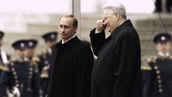 Президент РФ Владимир Путин и первый Президент РФ Борис Ельцин стоят на Красном крыльце в день инаугурации В. Путина. 7 мая 2000 Президент РФ Владимир Путин и первый Президент РФ Борис Ельцин стоят на Красном крыльце в день инаугурации В. Путина. 7 мая 2000