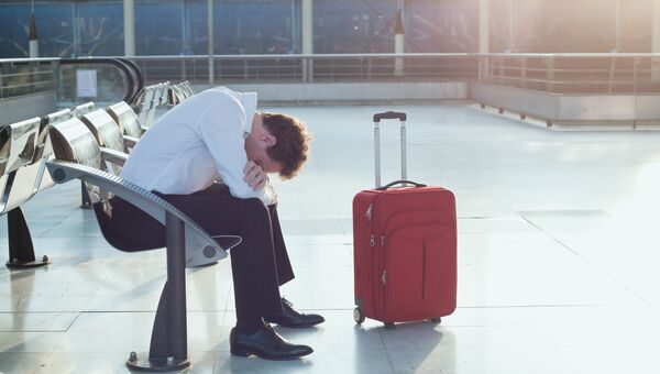 Пассажир ожидает в аэропорту Пассажир ожидает в аэропорту