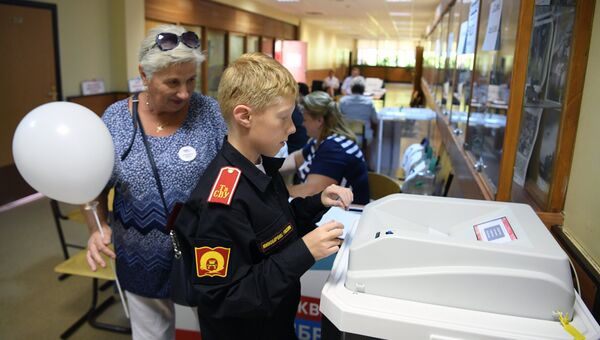 Избиратели в единый день голосования на избирательном участке в Москве Избиратели в единый день голосования на избирательном участке в Москве
