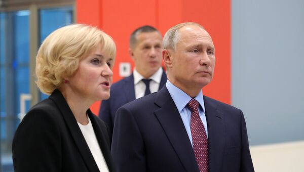 Владимир Путин во время осмотра проекта музейного и театрально-образовательного комплексов Владивостока. 10 сентября 2018 Владимир Путин во время осмотра проекта музейного и театрально-образовательного комплексов Владивостока. 10 сентября 2018