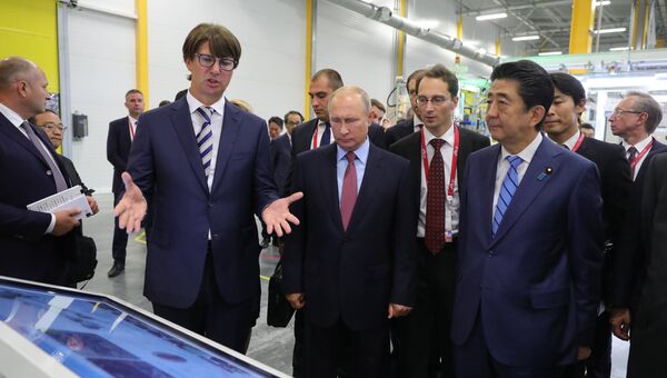 Владимир Путин и премьер-министр Японии Синдзо Абэ во время посещения двигателестроительного завода MAZDA SOLLERS Manufacturing Rus в пригороде Владивостока. 10 сентября 2018 Владимир Путин и премьер-министр Японии Синдзо Абэ во время посещения двигателестроительного завода MAZDA SOLLERS Manufacturing Rus в пригороде Владивостока. 10 сентября 2018