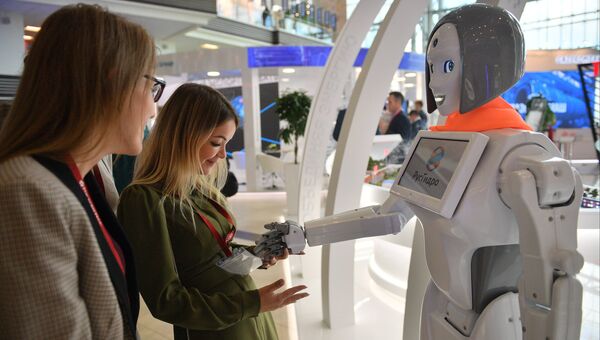Посетители осматривают робота-помощника на стенде ПАО «Русгидро» на площадке IV Восточного экономического форума во Владивостоке Посетители осматривают робота-помощника на стенде ПАО «Русгидро» на площадке IV Восточного экономического форума во Владивостоке