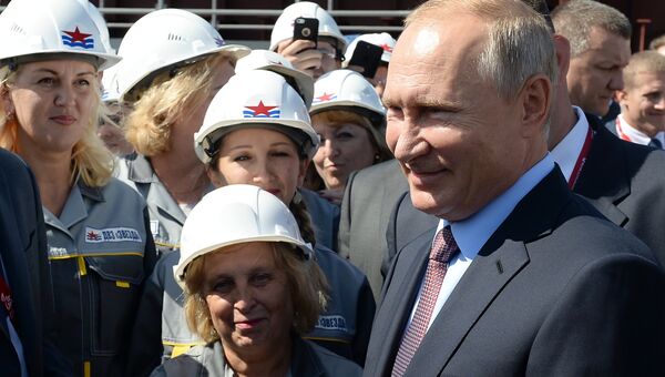 Президент РФ Владимир Путин с рабочими во время посещения Дальневосточного судостроительного комплекса Звезда в городе Большой Камень Приморского края. 11 сентября 2018 Президент РФ Владимир Путин с рабочими во время посещения Дальневосточного судостроительного комплекса Звезда в городе Большой Камень Приморского края. 11 сентября 2018
