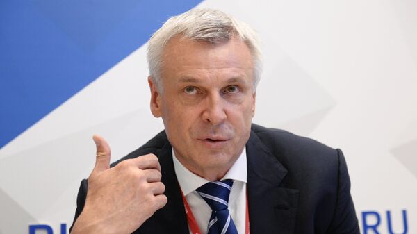 Губернатор Магаданской области Сергей Носов во время интервью на стенде Международного информационного агентства Россия сегодня на IV Восточном экономическом форуме Губернатор Магаданской области Сергей Носов во время интервью на стенде Международного информационного агентства Россия сегодня на IV Восточном экономическом форуме