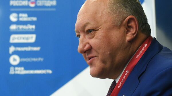 Губернатор Камчатского края Владимир Илюхин во время интервью на ВЭФ-2018 Губернатор Камчатского края Владимир Илюхин во время интервью на ВЭФ-2018
