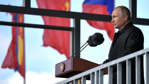 Верховный главнокомандующий ВС РФ, президент РФ Владимир Путин выступает на параде участников военных маневров Восток-2018 на забайкальском полигоне Цугол Верховный главнокомандующий ВС РФ, президент РФ Владимир Путин выступает на параде участников военных маневров Восток-2018 на забайкальском полигоне Цугол