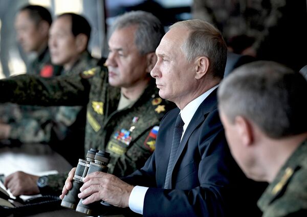 Верховный главнокомандующий ВС РФ, президент РФ Владимир Путин наблюдает за ходом военных маневров российских, монгольских и китайских вооруженных сил Восток-2018 Верховный главнокомандующий ВС РФ, президент РФ Владимир Путин наблюдает за ходом военных маневров российских, монгольских и китайских вооруженных сил Восток-2018