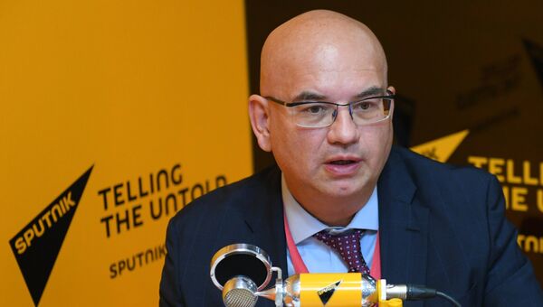 Управляющий партнер EY по странам СНГ Александр Ивлев в радиорубке Sputnik на площадке IV Восточного экономического форума во Владивостоке Управляющий партнер EY по странам СНГ Александр Ивлев в радиорубке Sputnik на площадке IV Восточного экономического форума во Владивостоке