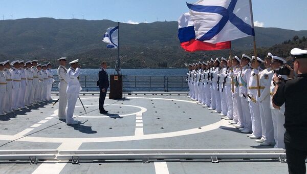 Команда на борту сторожевого корабля Черноморского флота ВМФ РФ Адмирал Эссен. Архивное фото Команда на борту сторожевого корабля Черноморского флота ВМФ РФ Адмирал Эссен. Архивное фото
