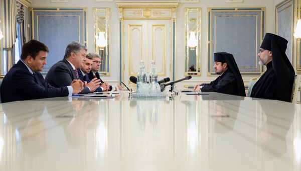 Президент Украины Петр Порошенко архиепископ Памфильского и западной епархии УПЦ в США Даниил и епископ Эдмонтона и западной епархии УПЦ в Канаде Иларион во время встречи. 17 сентября 2018 Президент Украины Петр Порошенко архиепископ Памфильского и западной епархии УПЦ в США Даниил и епископ Эдмонтона и западной епархии УПЦ в Канаде Иларион во время встречи. 17 сентября 2018