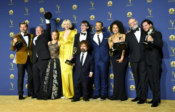 Актерский состав Игры престолов с наградой Эмми за Лучший драматический сериал в Лос-Анджелесе, Калифорния. 17 сентября 2018 года Актерский состав Игры престолов с наградой Эмми за Лучший драматический сериал в Лос-Анджелесе, Калифорния. 17 сентября 2018 года