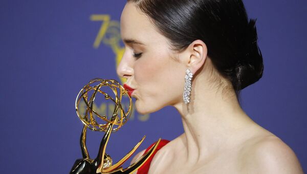 Рэйчел Броснахэн с наградой Эмми за сериал Удивительная миссис Мейзел в Лос-Анджелесе Рэйчел Броснахэн с наградой Эмми за сериал Удивительная миссис Мейзел в Лос-Анджелесе