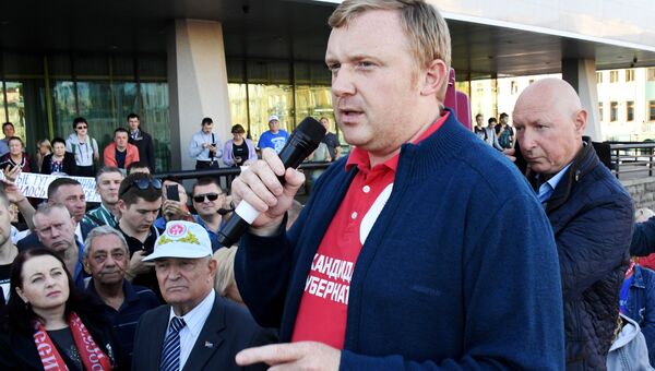 Андрей Ищенко во время митинга у здания администрации края во Владивостоке. Архивное фото Андрей Ищенко во время митинга у здания администрации края во Владивостоке. Архивное фото