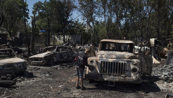 Автомобили в поселке Лозовое города Донецка, сгоревшие в результате обстрела украинскими силовиками Автомобили в поселке Лозовое города Донецка, сгоревшие в результате обстрела украинскими силовиками