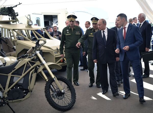 Президент РФ Владимир Путин во время посещения стрелкового центра АО Концерн Калашников на территории военно-патриотического парка Патриот Президент РФ Владимир Путин во время посещения стрелкового центра АО Концерн Калашников на территории военно-патриотического парка Патриот