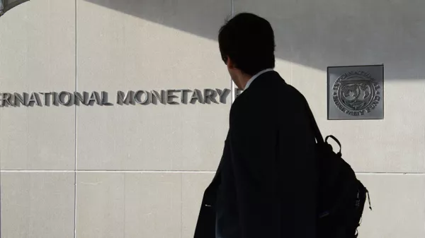 Мужчина у здания Международного валютного фонда в Вашингтоне