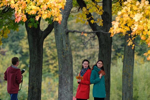 Девушки фотографируются в Коломенском парке в Москве Девушки фотографируются в Коломенском парке в Москве