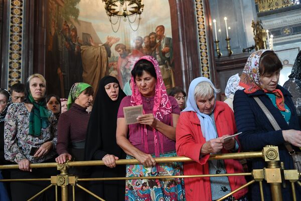Очередь прихожан в Храме Христа Спасителя, где находятся мощи святителя Спиридона Тримифунтского, доставленные в Россию с греческого острова Корфу Очередь прихожан в Храме Христа Спасителя, где находятся мощи святителя Спиридона Тримифунтского, доставленные в Россию с греческого острова Корфу
