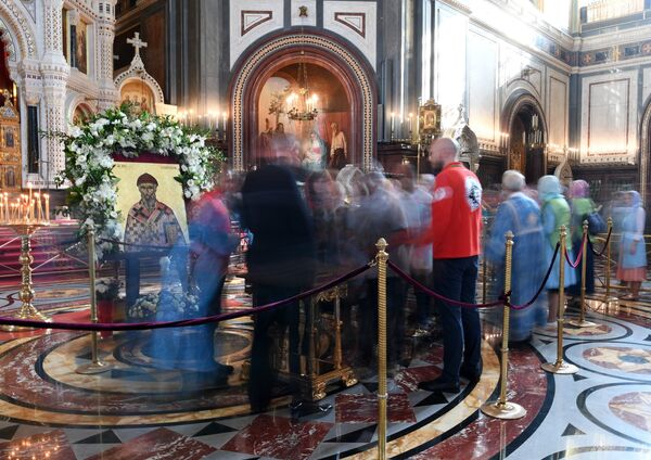 Прихожане поклоняются мощам святителя Спиридона Тримифунтского, доставленным в Россию с греческого острова Корфу, в Храме Христа Спасителя Прихожане поклоняются мощам святителя Спиридона Тримифунтского, доставленным в Россию с греческого острова Корфу, в Храме Христа Спасителя