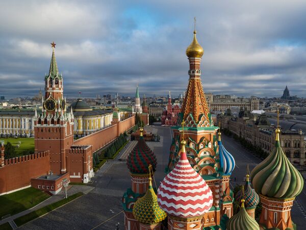 На первом плане купола Храма Василия Блаженного на Красной площади в Москве На первом плане купола Храма Василия Блаженного на Красной площади в Москве