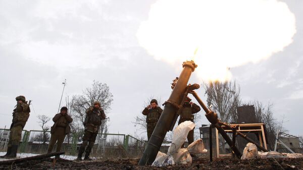Украинские военные во время стрельбы из миномета. Архивное фото Украинские военные во время стрельбы из миномета. Архивное фото