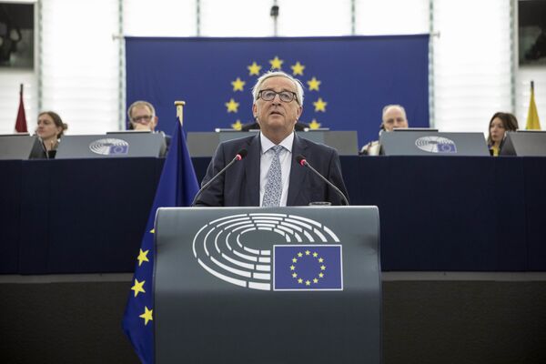 Председатель Еврокомиссии Жан-Клод Юнкер во время выступления в Европарламенте. 12 сентября 2018 Председатель Еврокомиссии Жан-Клод Юнкер во время выступления в Европарламенте. 12 сентября 2018