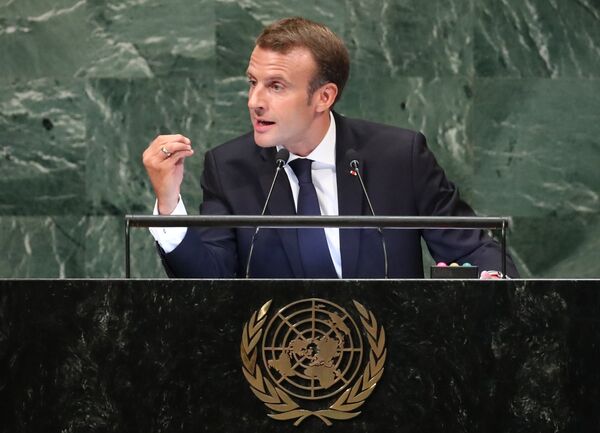 Президент Франции Эммануэль Макрон выступает на 73-й сессии Генеральной Ассамблеи Организации Объединенных Наций в штаб-квартире ООН в Нью-Йорке, США. 25 сентября 2018 Президент Франции Эммануэль Макрон выступает на 73-й сессии Генеральной Ассамблеи Организации Объединенных Наций в штаб-квартире ООН в Нью-Йорке, США. 25 сентября 2018