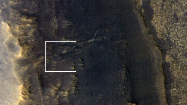 Снимок камеры HiRISE с борта зонда MRO с изображением марсохода Opportunity на склонах Долины устойчивости на Марсе Снимок камеры HiRISE с борта зонда MRO с изображением марсохода Opportunity на склонах Долины устойчивости на Марсе