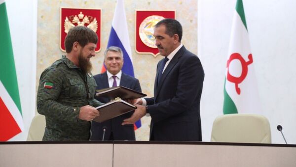 Глава Республики Ингушетия Юнус-Бек Евкуров и глава Чеченской Республики Рамзан Кадыров во время подписания соглашения о границе. 26 сентября 2018 Глава Республики Ингушетия Юнус-Бек Евкуров и глава Чеченской Республики Рамзан Кадыров во время подписания соглашения о границе. 26 сентября 2018
