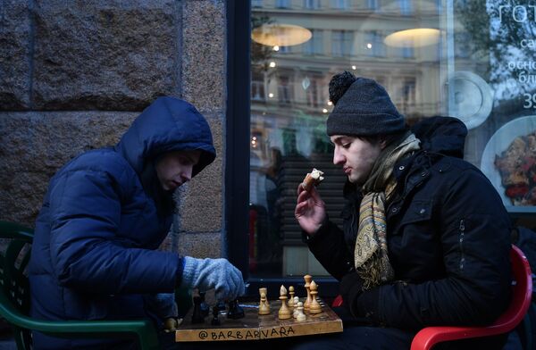 Покупатели в очереди перед началом старта продаж нового смартфона iPhone в магазине re:Store на Тверской улице в Москве Покупатели в очереди перед началом старта продаж нового смартфона iPhone в магазине re:Store на Тверской улице в Москве