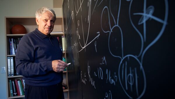 Физик Андрей Линде в своем кабинете в Стэнфордском университете Физик Андрей Линде в своем кабинете в Стэнфордском университете
