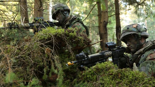 Военнослужащие армии Нидерландов во время учений Военнослужащие армии Нидерландов во время учений