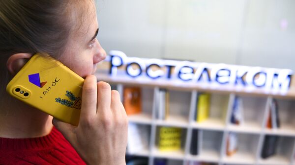 Сотрудница в офисе компании Ростелеком Сотрудница в офисе компании Ростелеком