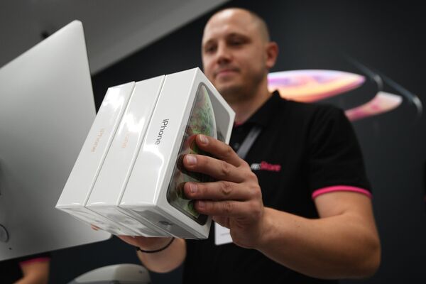 Коробки с телефонами iPhone XS и iPhone XS Max в магазине re:Store на Тверской улице в Москве. 28 сентября 2018 Коробки с телефонами iPhone XS и iPhone XS Max в магазине re:Store на Тверской улице в Москве. 28 сентября 2018