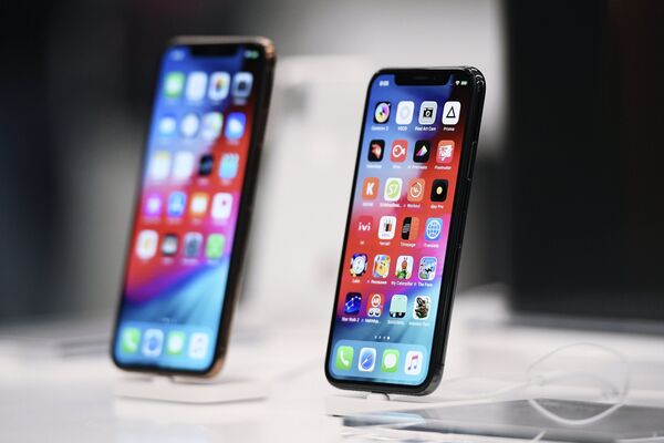 Телефоны iPhone XS и iPhone XS Max в магазине re:Store на Тверской улице в Москве Телефоны iPhone XS и iPhone XS Max в магазине re:Store на Тверской улице в Москве